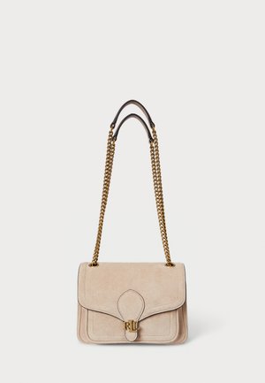 Bež suede torba s zlatnim lancima, strukturirani pravokutni oblik, šivene detalje i zlatni logotip na prednjoj strani.