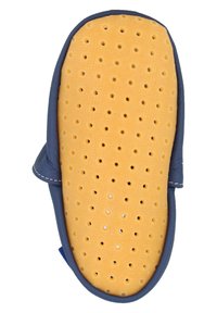 Marineblaue Schuhe mit einer strukturierten Oberseite und einer durchlöcherten gelben Sohle. Sie haben eine runde Form und einen Seitenriemen für einen sicheren Sitz.
