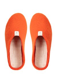 Oranje vilten slippers met een afgerond ontwerp, open bij de hak, met een zachte binnenvoering en een klein label aan de zijkant.