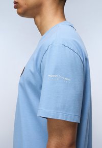 Napapijri BADGE - Jednoduché tričko - blue ashleigh