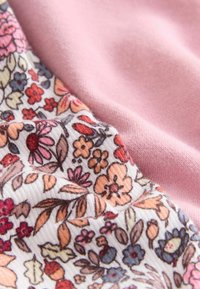 Material cu model floral, realizat dintr-un amestec de bumbac roz. Dispune de culori vibrante, inclusiv roșu, portocaliu și albastru, cu o finisare moale și texturată.