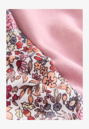 Virágmintás anyag, rózsaszín pamutkeverékkel. Élénk színek jellemzik, beleértve a pirosat, narancssárgát és kéket, puha, textúrált felület mellett.
