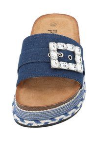 Sandale en denim à glissière avec une large bride ornée d'une boucle incrustée de strass, semelle plate en espadrille avec un détail tissé bleu et blanc.