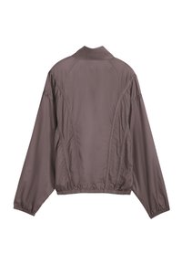 Donker mauve lichte jas met lange mouwen, staande kraag, elastische manchetten en elastische tailleband, gezien van achteren.