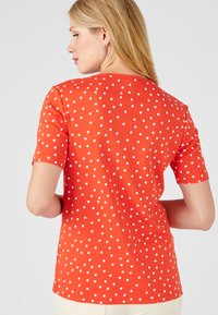 Damart COL TUNISIEN - Camiseta estampada - orange imp. pois