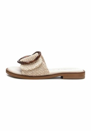 Infradito beige intrecciato con una larga fascia in tessuto e un accento circolare marrone. Suola piatta con una soletta chiara e un battistrada color sabbia.