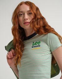 T-shirt a righe con tessuto verde e bianco, caratterizzato da ricami "Lee Crayola". Collo rotondo, maniche corte e texture morbida.