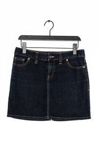 Denimová sukně tmavě modré barvy, se pěti kapsami a oranžovým prošíváním. Obsahuje zapínání na knoflík a zip, zavěšená na černém kovovém ramínku.