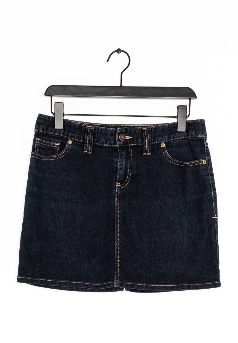 Denimová sukně tmavě modré barvy, se pěti kapsami a oranžovým prošíváním. Obsahuje zapínání na knoflík a zip, zavěšená na černém kovovém ramínku.