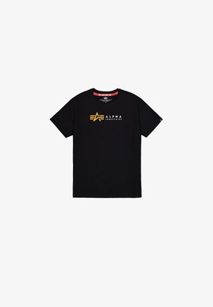 Sort bomulds t-shirt med et guld "ALPHA INDUSTRIES" logo med et geometrisk design og rund hals. Korte ærmer, standard pasform.