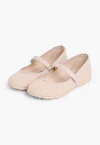 Pantofi bej din pânză cu vârful rotund, curea elastică peste glezna piciorului și talpă flexibilă. Design simplu, cu detalii minime.