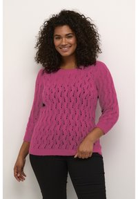 Maglione rosa in pizzo lavorato a maglia con scollatura rotonda e maniche a tre quarti, caratterizzato da un motivo a onda e polsini e bordo a coste.