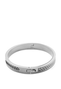 Silverfärgad metallarmband med en vriden repdesign på ena sidan, slät yta och ett säkert spänne.