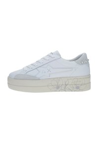 Scarpe sportive bianche con una superficie liscia, design con lacci e motivo floreale sulla suola. Presentano dettagli argentati e un tallone testurizzato.