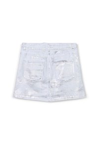 Mini gonna in denim argento con un finish metallico lucido, caratterizzata da due tasche posteriori e dettagli di cuciture casual.