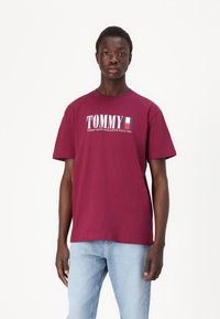 Tommy Jeans Μπλουζάκι με στάμπα - valley grape