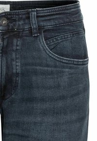 Jean en denim foncé avec une coupe slim, présentant une fermeture à bouton, un design à cinq poches et des détails de couture visibles le long des coutures.