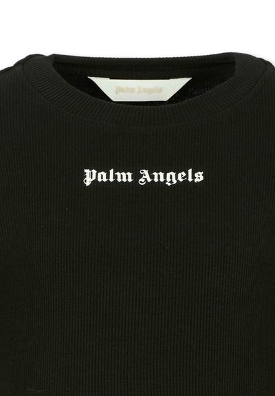 Close-up van een zwart geribbelde crewneck shirt met witte "Palm Angels" tekst in Gotische schrijfwijze, gecentreerd onder de halslijn.