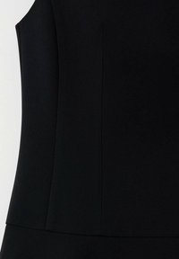 Robe noire ajustée sans manches avec des coutures verticales visibles et une taille marquée.