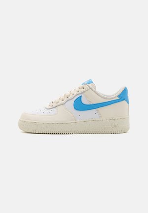 Sneaker bianchi in pelle con accenti azzurri chiari, dotati di lacci rotondi, suola in gomma testurizzata e punta perforata per la traspirabilità.