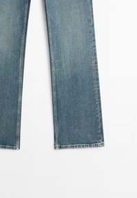 Helle blaue Jeans aus Denim mit geradem Bein, ausgestattet mit einem fransigen Saum und minimalen Nähten. Der Stoff hat eine mittlere Textur.