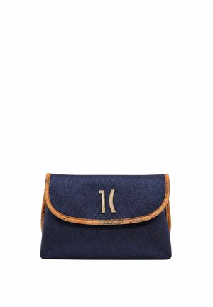 Borsa clutch blu navy con rifiniture marrone chiaro caratterizzata da dettagli con stampa a mappa e logo argentato stilizzato "1K" sulla patta anteriore.