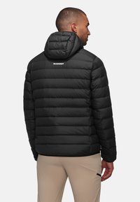 Zwarte pufferjack met capuchon, met een gequilt ontwerp en horizontale stiknaden. Merklogo op de bovenrug weergegeven.