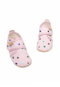 Różowe buty z tkaniny z miękką wyściółką i rzepem. Ozdobione wielokolorowymi holograficznymi kształtami serc. Gumowa podeszwa zapewniająca przyczepność.