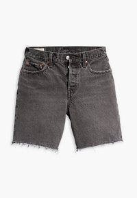 Shorts de mezclilla gris oscuro con dobladillo deshilachado, diseño con cinco bolsillos, remaches de cobre y cierre frontal con botón.