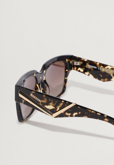 Sorte og brune skjoldbrille med tykk ramme, vinkelaktig design og gullfarget detalj på templene med merkevarenavnet "Missoni."