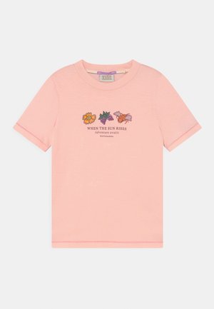 Lyserød T-shirt med korte ærmer med blomster-, vindrue- og biillustrationer samt tekst "NÅR SOLEN STIGER, VENTER EVENTYRET" på forsiden.
