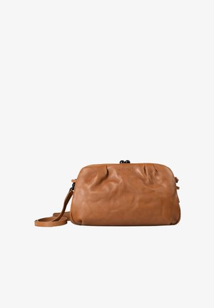 Borse a mano in pelle marrone con una texture morbida, forma arrotondata e una sola tracolla regolabile. Presenta una chiusura a scatto e un discreto dettaglio del logo.