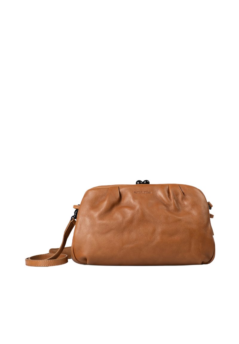 Bruine leren clutch tas met een zachte textuur, ronde vorm en een enkele verstelbare schouderband. Heeft een sluiting met een haak en een subtiele logo-detail.