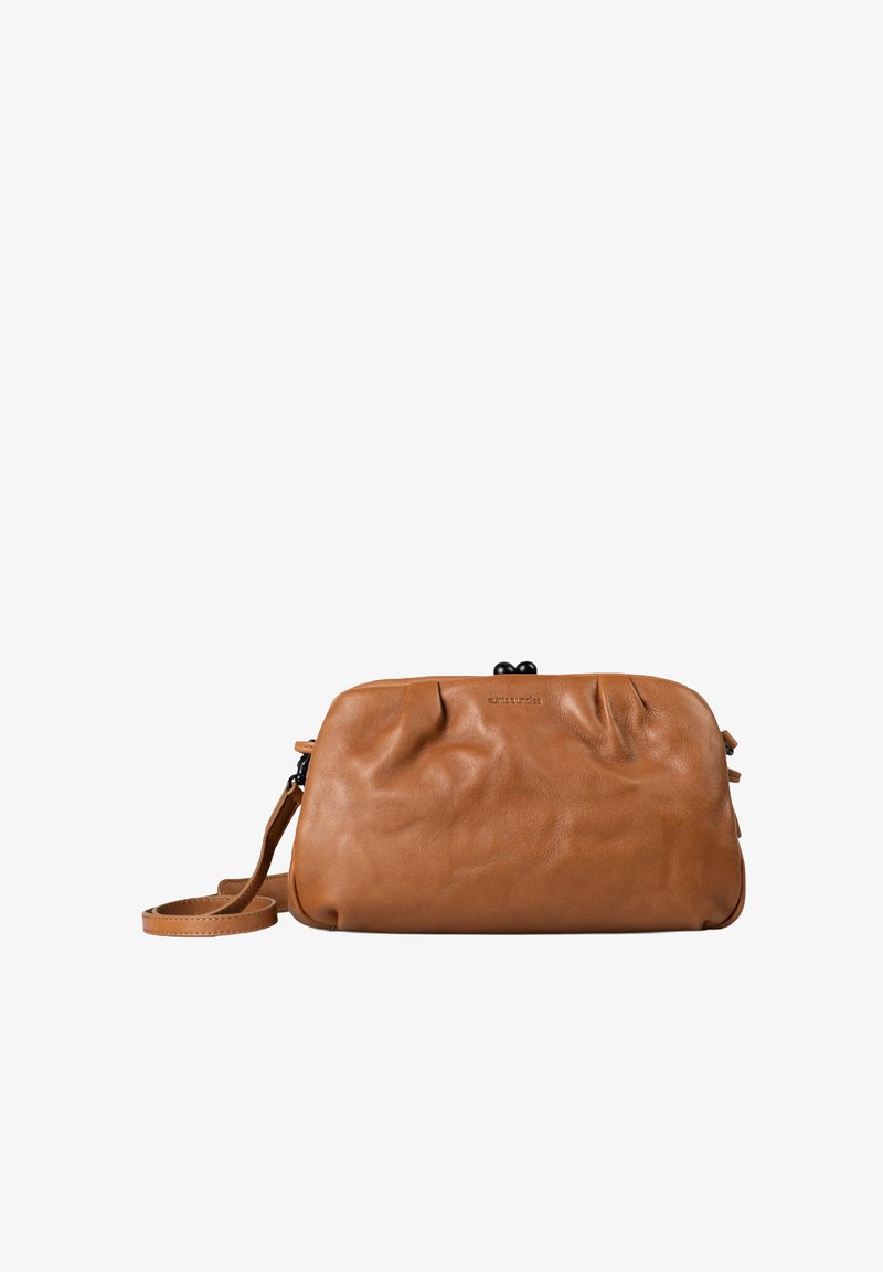 Braune Leder-Clutch mit weicher Textur, abgerundetem Design und einem verstellbaren Tragegurt. Verfügt über einenverschluss und ein dezentes Logo-Detail.