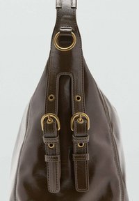 Hnedá kožená taška s lesklým povrchom, s dvoma nastaviteľnými popruhmi, zlatými kovovými doplnkami a tvarom kvapky.