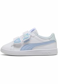 Białe skórzane sneakersy z jasnoniebieskimi akcentami i teksturowanym panelem bocznym. Posiadają dwa paski na rzepy z zabawnymi wzorami na górze.