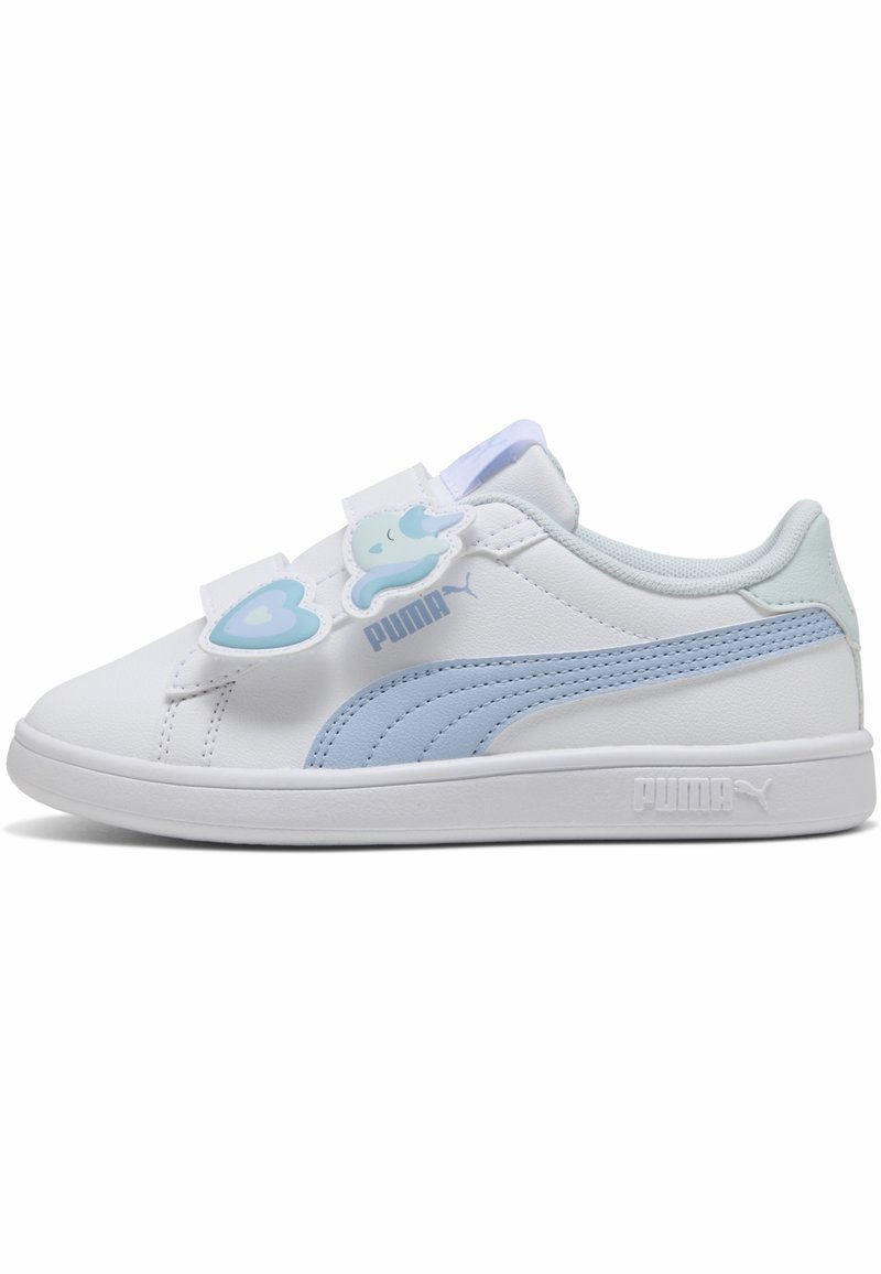 Białe skórzane sneakersy z jasnoniebieskimi akcentami i teksturowanym panelem bocznym. Posiadają dwa paski na rzepy z zabawnymi wzorami na górze.