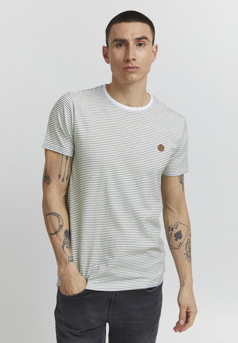Herren T-Shirts basic | INDICODE JEANS LUPKO T-Shirt print off white/weiß - KK12621 Herren T-Shirts basic | INDICODE JEANS LUPKO T-Shirt print off white/weiß - KK12621