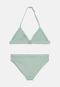 Σετ μπικίνι με φωτεινό πράσινο τρίγωνο, με ρυθμιζόμενο λουράκι στο λαιμό και κλείσιμο με αγκράφα στο πάνω μέρος και ταιριαστά κάτω μέρη με χαμηλή μέση.