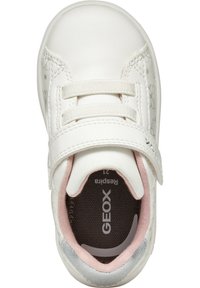 Sneaker bianco in pelle con motivo floreale in rilievo, chiusura a strappo in Velcro e dettagli rosa; interno imbottito con fodera grigia e marrone.