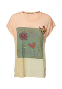 T-shirt pêche clair à manches courtes, avec un panneau brodé vert comportant des motifs floraux et d'oiseaux, rehaussé de fils colorés.