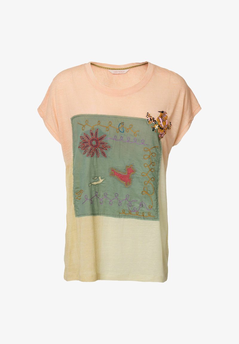 Heled peskast värvitud T-särk lühikeste varrukatega, millel on roheline tikandiga paneel, millel on lille- ja linnumotiivid, kaunistatud värviliste niitidega.