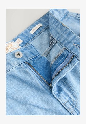 Hellblaue Jeans mit geradem Schnitt, ausgestattet mit einem Metallknopfverschluss, einem Reißverschluss und internen Stoffdetails in dunklerem Blau.