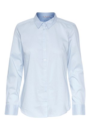 Chemise bleu clair à manches longues, avec un col classique et un tissu léger et lisse. Présente des boutons à l'avant et un ourlet arrondi.