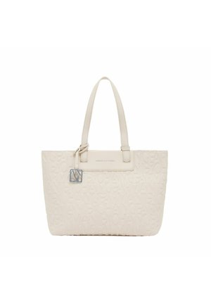 Borsa tote beige con motivo logo embossato, forma strutturata, manici doppi e un'etichetta in argento attaccata a un manico.