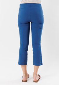 Pantaloni blu cropped con una texture liscia e una vita elasticizzata, caratterizzati da un taglio dritto e un orlo pulito alla caviglia.