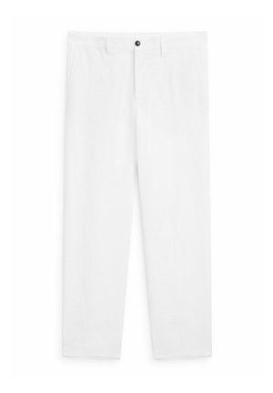 Weiße Baumwollhose mit geradem Bein, ausgestattet mit einem vorderen Knopfverschluss, Seitentaschen und einer glatten Textur.