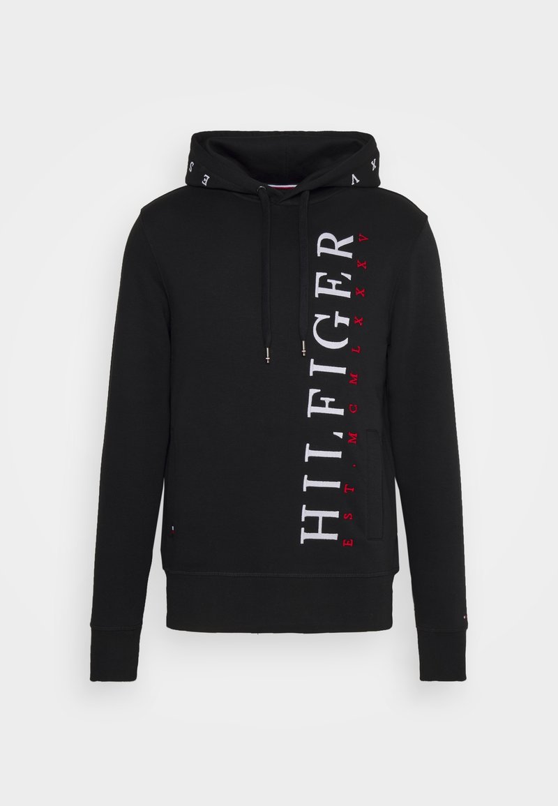 Hoodie nero con tasca a marsupio. Presenta testo logo verticale bianco e rosso sulla parte anteriore. Cappuccio con coulisse e polsini a coste. Tessuto morbido.