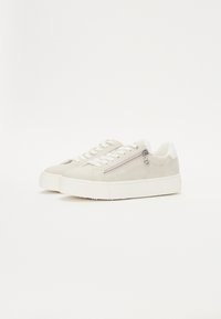 Sneakers in suede grigio chiaro con suole in gomma bianca, dotati di chiusura con lacci e dettaglio con zip sul lato. Superficie con texture.