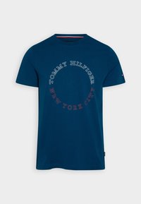 Námořnické tričko s krátkým rukávem z bavlny, s kulatým logem v bílé a vinově červené barvě: "TOMMY HILFIGER NEW YORK CITY."